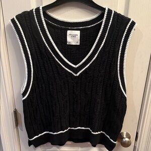 Abercrombie & Fitch Black and White sweater . Size XL